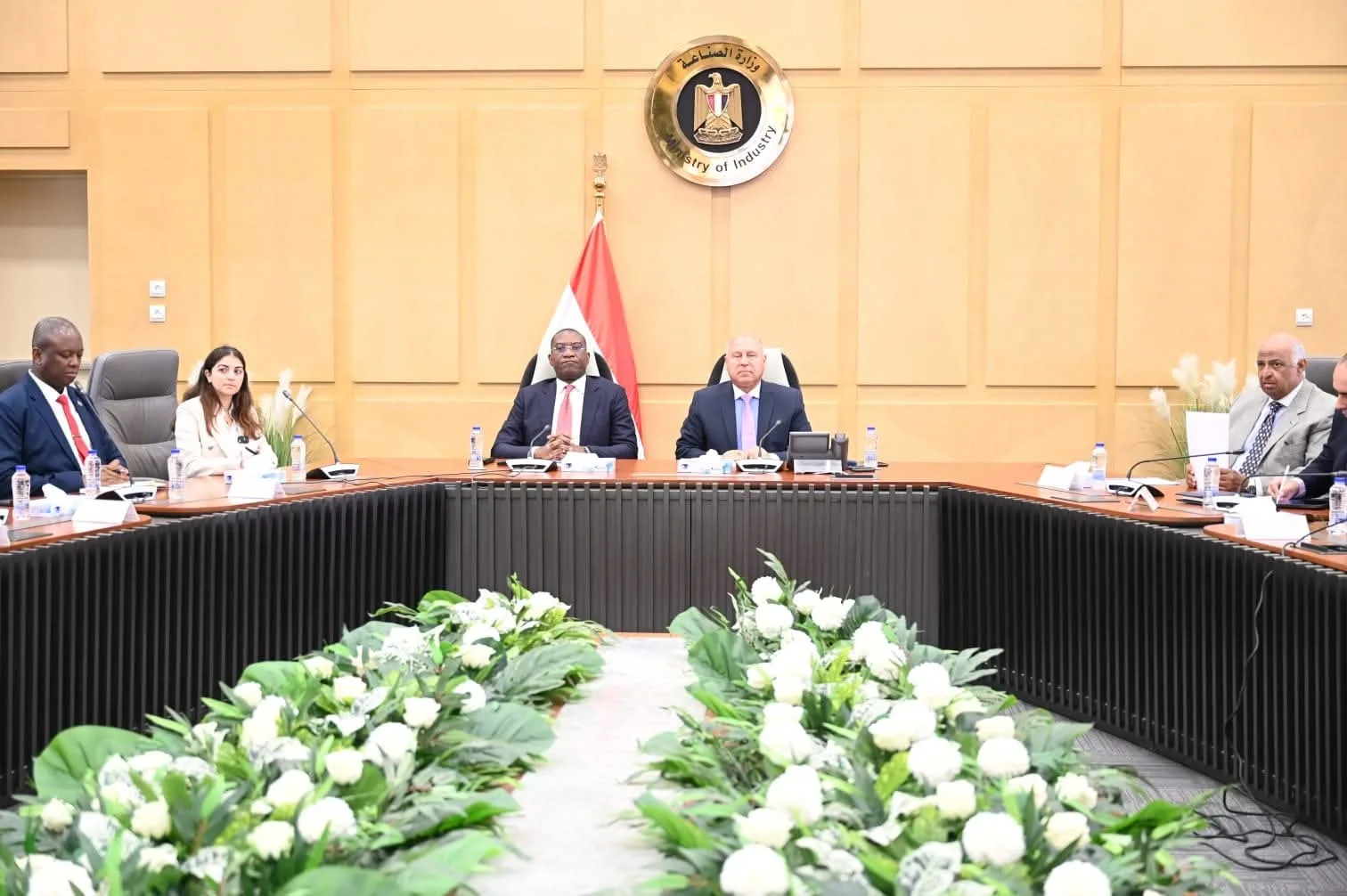 وزير الصناعة يناقش مع نائب رئيس وزراء الكونغو توسيع مشاريع البنية التحتية والنقل. وزير الصناعة يناقش مع نائب رئيس وزراء الكونغو توسيع مشاريع البنية التحتية والنقل.