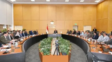 “الشربيني” ينظم اجتماعًا دوريًا لمتابعة المشاريع السكنية في عدة محافظات.