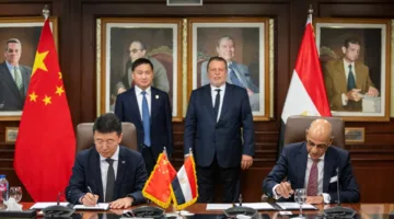محافظ البنك المركزي يناقش مع نظيره الصيني تعزيز الشراكة المالية ويتابع توقيع ثلاث اتفاقيات تعاون.