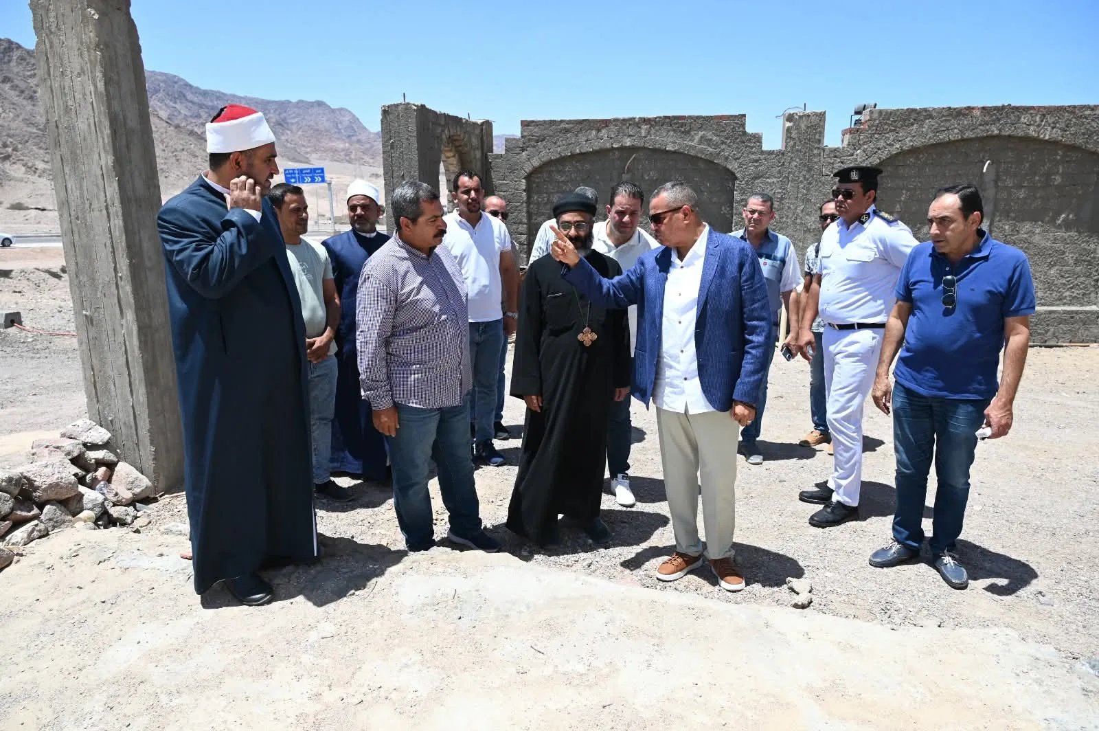 محافظ جنوب سيناء يزور موقع أعمال البناء في كنيسة كيرياليسون بنويبع محافظ جنوب سيناء يزور موقع أعمال البناء في كنيسة كيرياليسون بنويبع