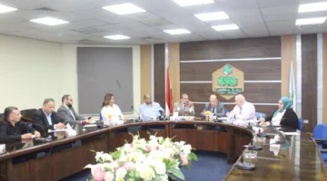 مستثمرو مدينة العاشر من رمضان يلتقون بوزير الإسكان لبحث أزمة المخصصات المائية