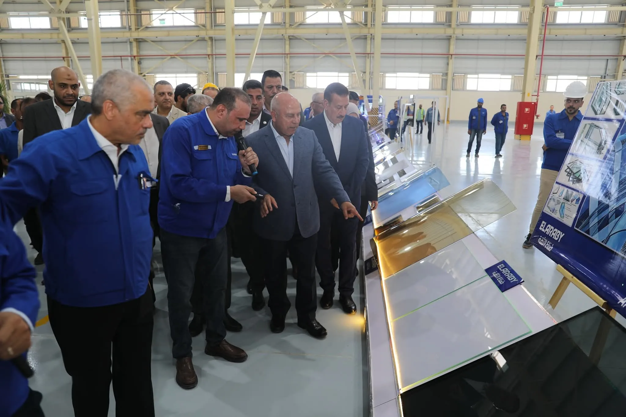 وزير الصناعة ي inaugurate مصنع الزجاج الهندسي ويؤسس مشروعًا جديدًا لشركة العربي وزير الصناعة ي inaugurate مصنع الزجاج الهندسي ويؤسس مشروعًا جديدًا لشركة العربي