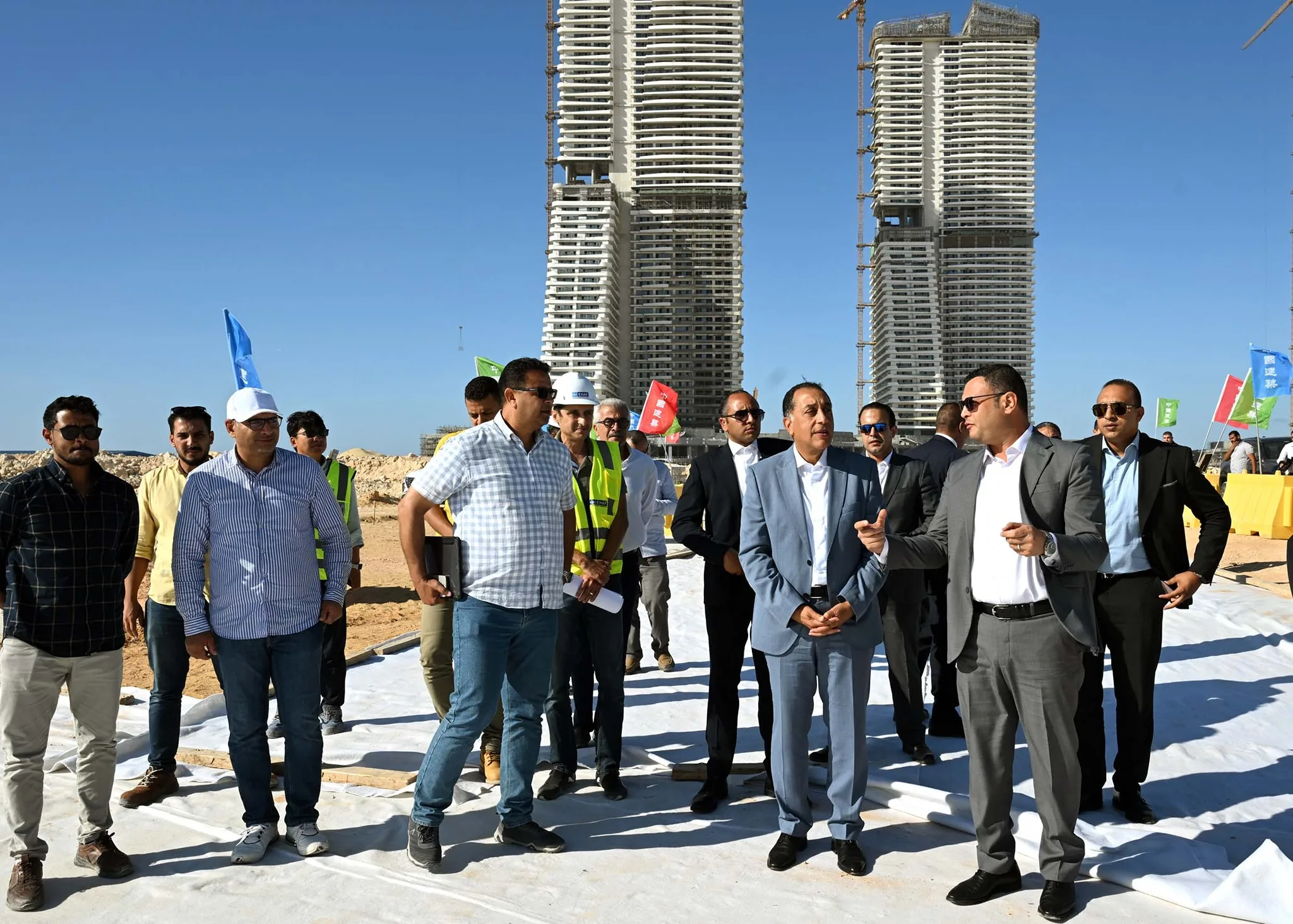رئيس الوزراء يزور مشاريع “أبراج الداون تاون” و”داون تاون لاجون” في مدينة العلمين الجديدة. رئيس الوزراء يزور مشاريع “أبراج الداون تاون” و”داون تاون لاجون” في مدينة العلمين الجديدة.