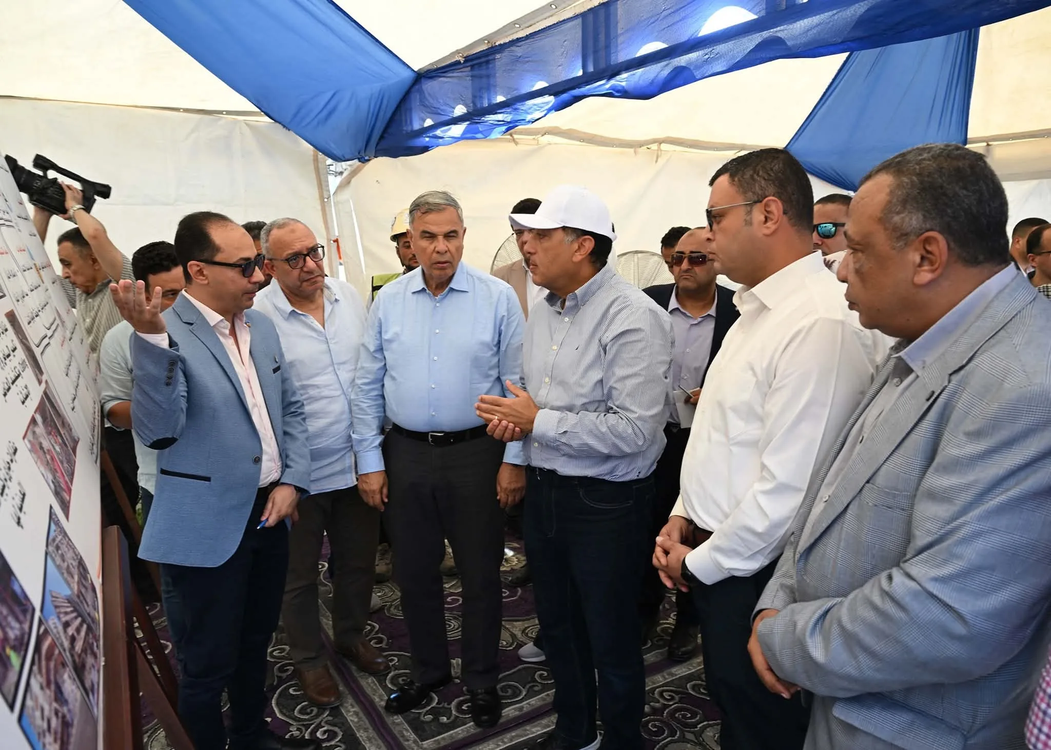 رئيس الوزراء يزور مشروع تجديد واجهات المباني على كورنيش الإسكندرية رئيس الوزراء يزور مشروع تجديد واجهات المباني على كورنيش الإسكندرية