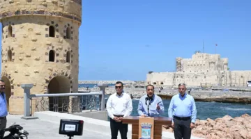 مدبولي: الحكومة بدأت في إقامة الحواجز لحماية شواطئ الإسكندرية من تهديد ارتفاع مستويات مياه البحر.