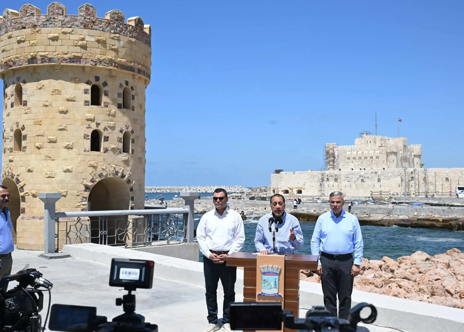 مدبولي: الحكومة بدأت في إقامة الحواجز لحماية شواطئ الإسكندرية من تهديد ارتفاع مستويات مياه البحر.