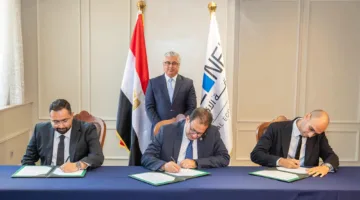 رئيس هيئة قناة السويس يشارك في توقيع عقد توسيع مشروع شركة النيل لاستعادة تدوير البلاستيك.