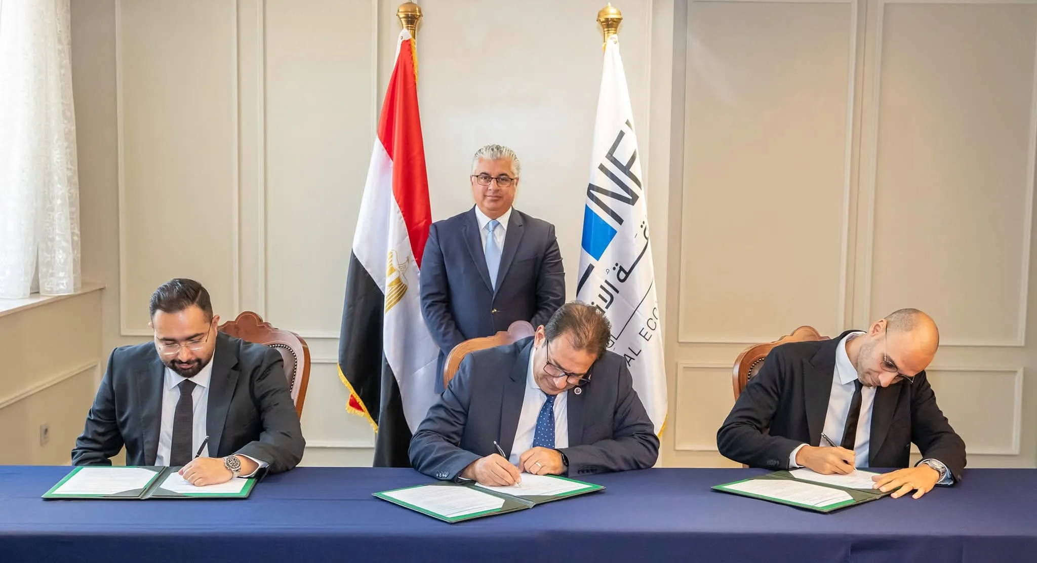 رئيس هيئة قناة السويس يشارك في توقيع عقد توسيع مشروع شركة النيل لاستعادة تدوير البلاستيك. رئيس هيئة قناة السويس يشارك في توقيع عقد توسيع مشروع شركة النيل لاستعادة تدوير البلاستيك.