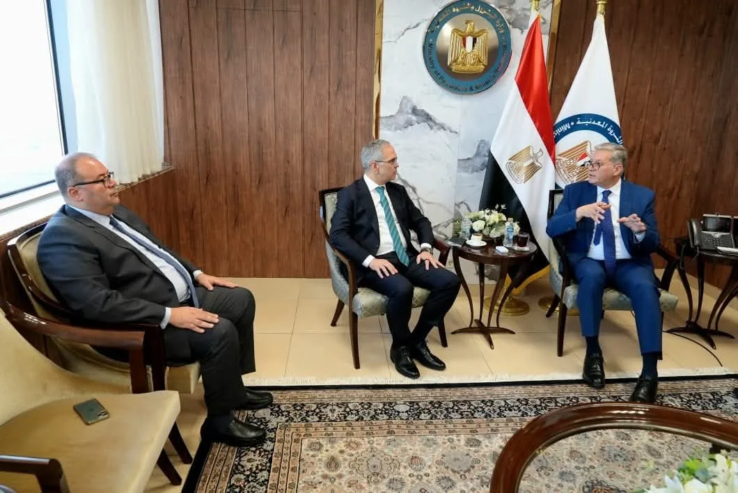 وزير البترول يناقش مع “شلمبرجير” سبل التعاون في مجالات الاستكشاف والإنتاج وتعزيز استخدام الذكاء الاصطناعي في الصناعة. وزير البترول يناقش مع “شلمبرجير” سبل التعاون في مجالات الاستكشاف والإنتاج وتعزيز استخدام الذكاء الاصطناعي في الصناعة.