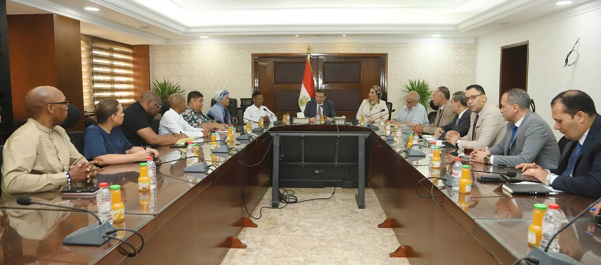 وزير الزراعة يناقش مع وفد نقابي من جنوب أفريقيا سبل تعزيز التدريب والاستثمار في القطاع الزراعي