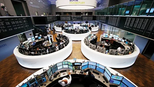 الأسواق الأوروبية تنخفض بفعل النزاع التجاري بين الولايات المتحدة والاتحاد الأوروبي الأسواق الأوروبية تنخفض بفعل النزاع التجاري بين الولايات المتحدة والاتحاد الأوروبي