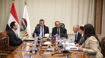 وزير قطاع الأعمال العام يناقش مع “الشراء الموحد” سبل تعزيز التعاون لتطوير صناعة الأدوية محليًا