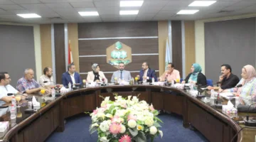 مستثمرون من مدينة العاشر من رمضان يتناولون تحسين أوضاع المصانع وسبل تعزيز الاستدامة البيئية.