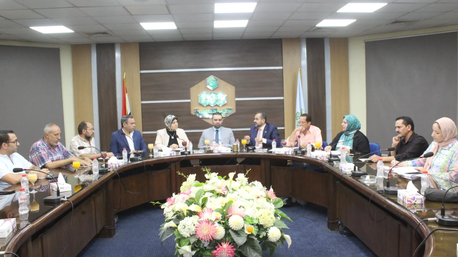 مستثمرون من مدينة العاشر من رمضان يتناولون تحسين أوضاع المصانع وسبل تعزيز الاستدامة البيئية. مستثمرون من مدينة العاشر من رمضان يتناولون تحسين أوضاع المصانع وسبل تعزيز الاستدامة البيئية.