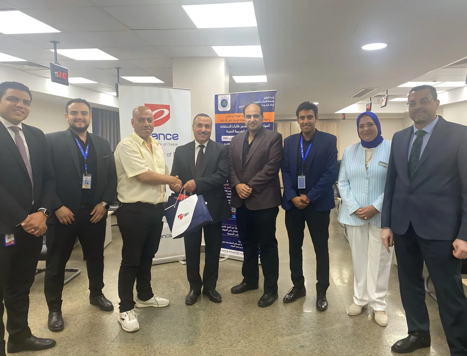 “الضرائب” تواصل تقديم أجهزة نقاط البيع مجانًا للمكلفين في الإسكندرية ضمن النظام الضريبي المبسط.