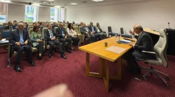 وزير الطيران المدني يتناول مع رؤساء البعثات الدبلوماسية المصرية أبرز جوانب عمل الوزارة