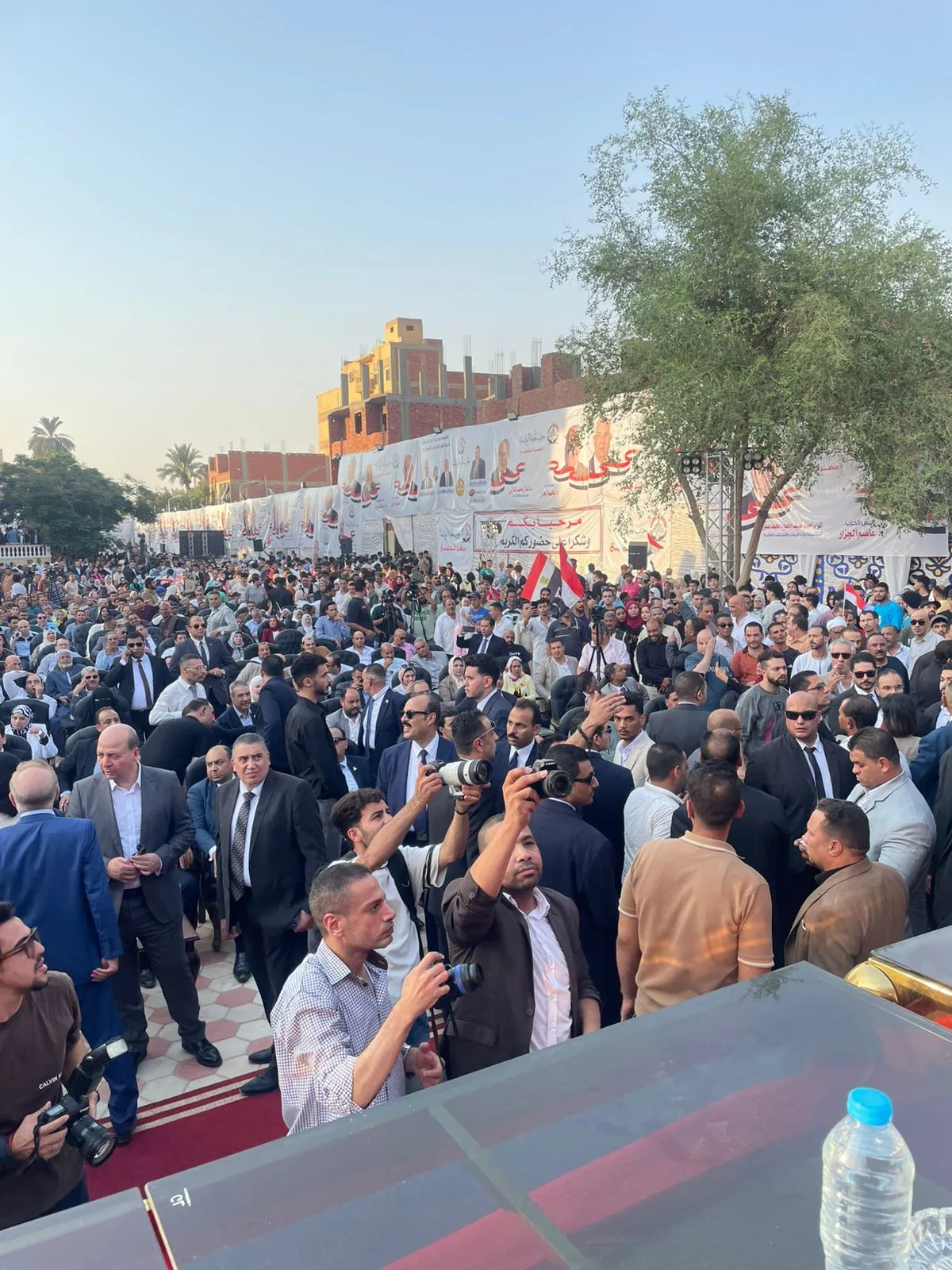 “الجبهة الوطنية” تقيم تجمعاً جماهيرياً كبيراً لتأييد مرشحيها في انتخابات الشيوخ بمحافظة الجيزة