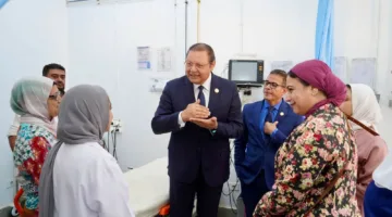 رئيس هيئة الاعتماد والرقابة الصحية يزور مستشفيي رأس الحكمة والضبعة المركزيين