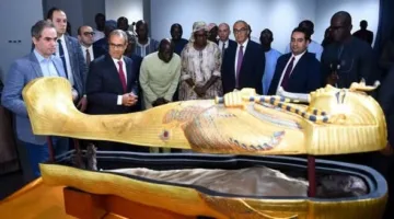 وزير الخارجية يقدم نسخة من مومياء وتابوت الملك توت عنخ آمون لمتحف الحضارات الأفريقية في داكار