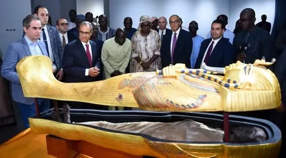 وزير الخارجية يقدم نسخة من مومياء وتابوت الملك توت عنخ آمون لمتحف الحضارات الأفريقية في داكار وزير الخارجية يقدم نسخة من مومياء وتابوت الملك توت عنخ آمون لمتحف الحضارات الأفريقية في داكار