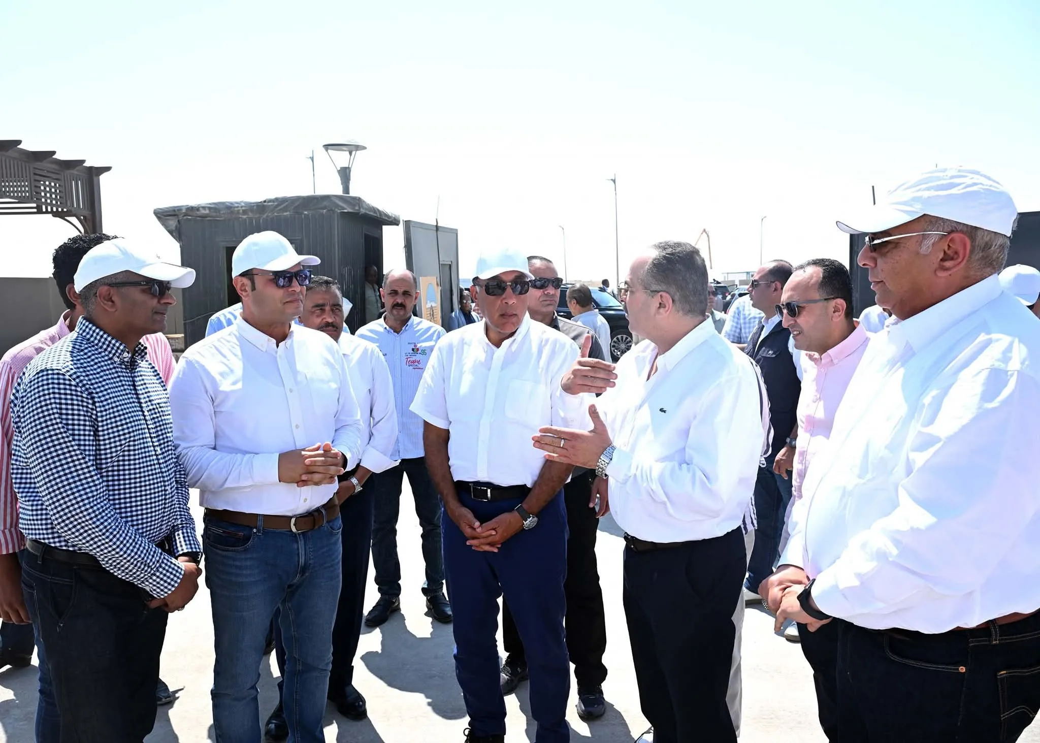 رئيس الوزراء يزور محطة اختبار تحلية مياه البحر في العلمين الجديدة رئيس الوزراء يزور محطة اختبار تحلية مياه البحر في العلمين الجديدة