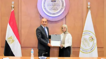 وزير التعليم يقوم بتكريم المتفوقين في الثانوية العامة ويثني على إنجازاتهم وتميزهم