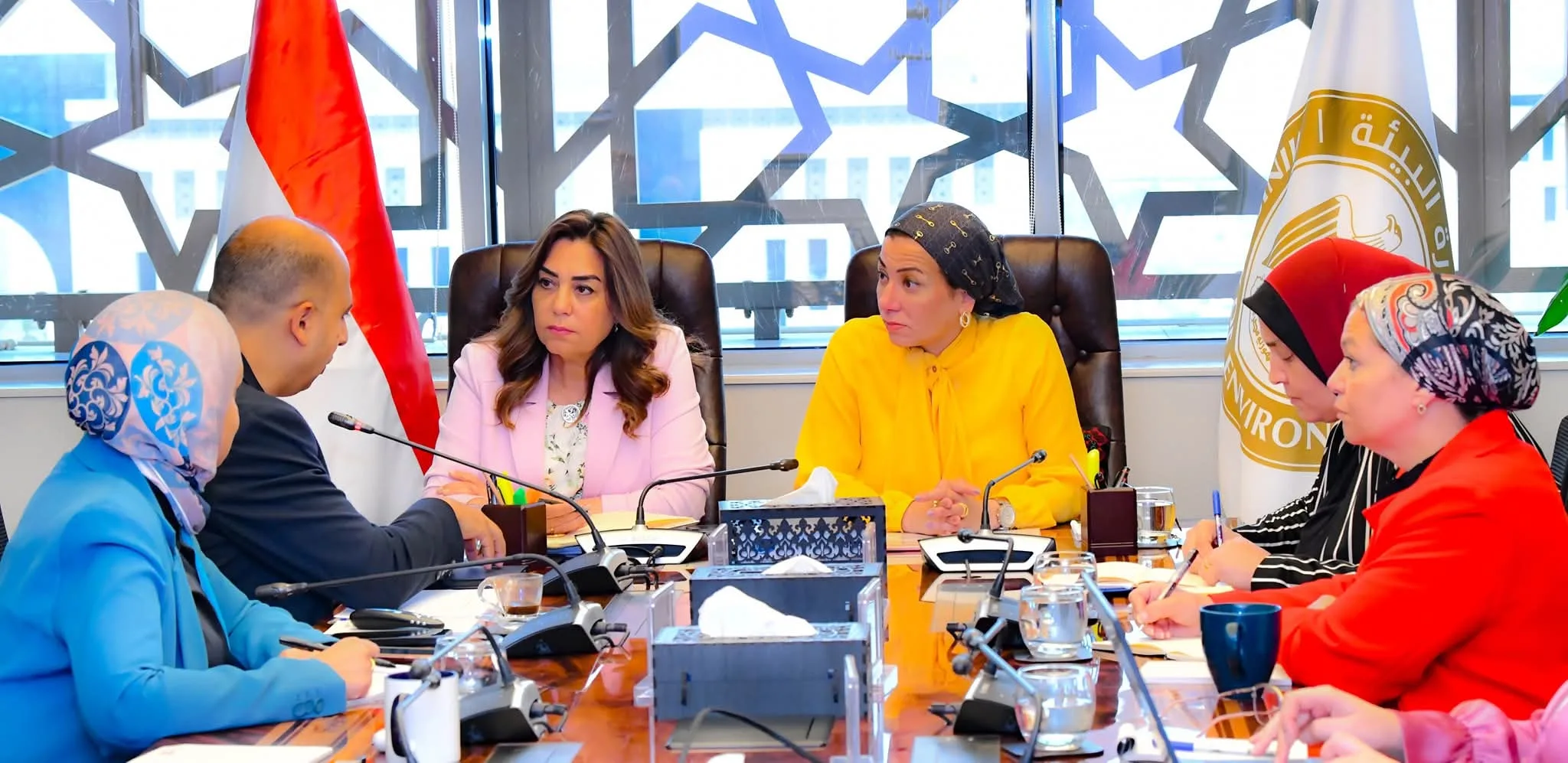 وزيرة البيئة تناقش مع رئيس هيئة المخلفات تعزيز الاستثمارات في النظام الشامل للمعالجة. وزيرة البيئة تناقش مع رئيس هيئة المخلفات تعزيز الاستثمارات في النظام الشامل للمعالجة.