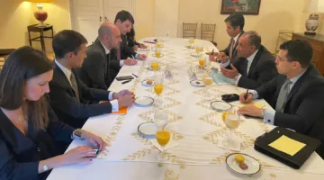 وزير الخارجية يناقش مع نظيره الفرنسي سبل دعم الدولة الفلسطينية وتعزيز التعاون الثنائي