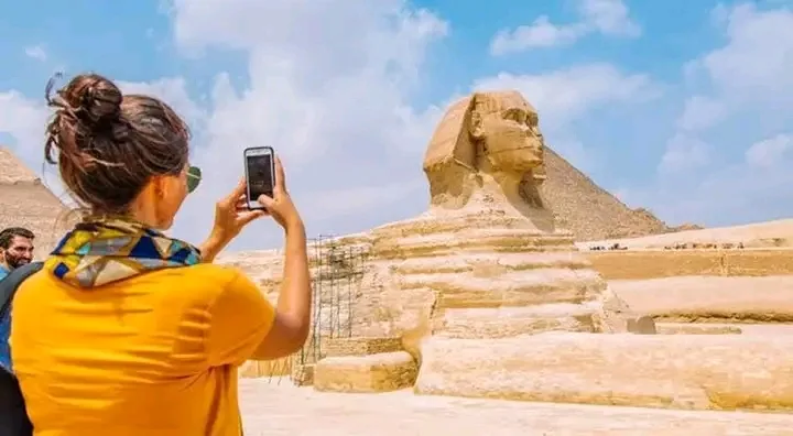 وزير السياحة والآثار يعلن عن رفع أجور المرشدين السياحيين بدءاً من أكتوبر القادم