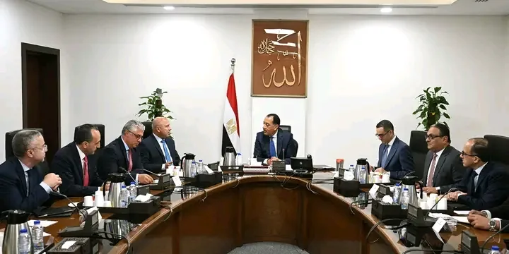 رئيس الوزراء: نحن جاهزون لتقديم “حوافز مبتكرة” لتطوير صناعة السيارات الكهربائية محلياً