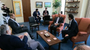 وزير الخارجية يجتمع بالسيناتور الأمريكي برايان شاتز لبحث سبل تعزيز التعاون المشترك