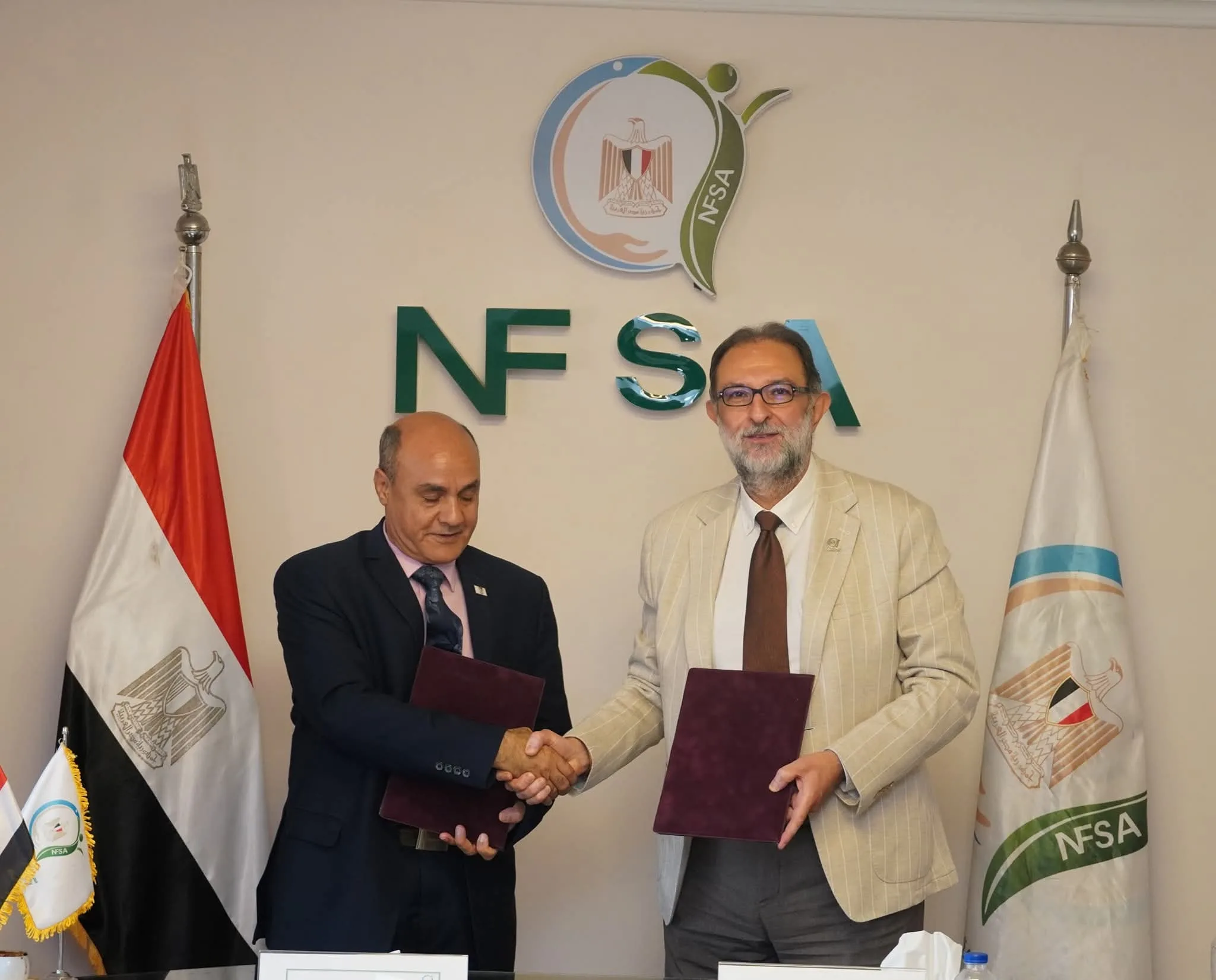 “سلامة الغذاء” توقع اتفاقية تعاون مع جامعة القاهرة الجديدة لتدريب متخصصين في قطاع الصناعات الغذائية “سلامة الغذاء” توقع اتفاقية تعاون مع جامعة القاهرة الجديدة لتدريب متخصصين في قطاع الصناعات الغذائية