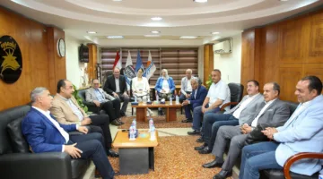 وزير قطاع الأعمال ومحافظ الإسكندرية يناقشان تحسين المعمورة خلال اجتماع مع أعضاء البرلمان