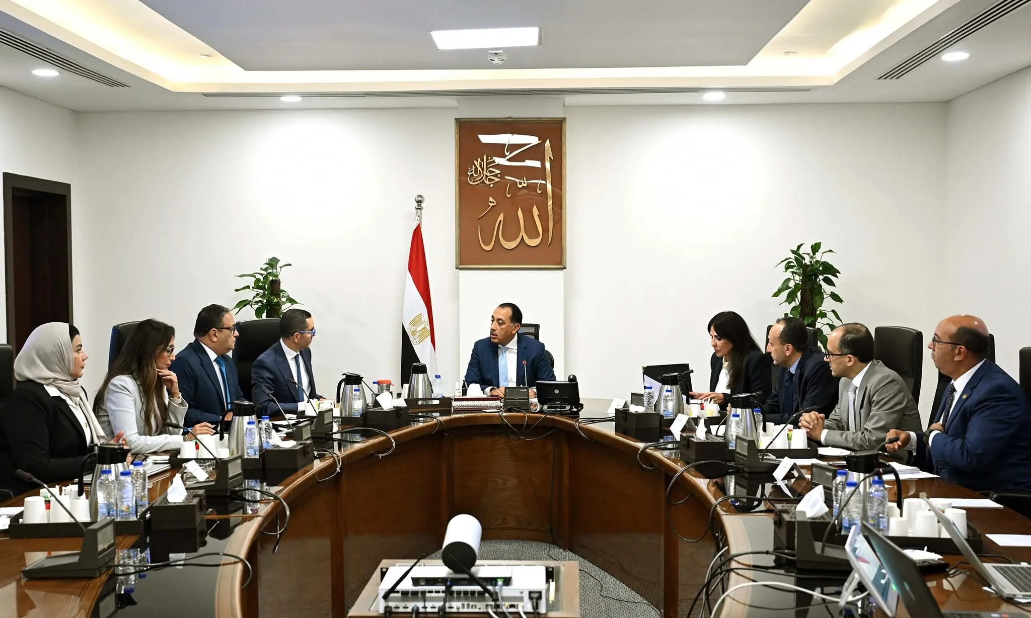 رئيس الوزراء يناقش مع وزير الاستثمار تحسين نظام الإفراج الجمركي رئيس الوزراء يناقش مع وزير الاستثمار تحسين نظام الإفراج الجمركي