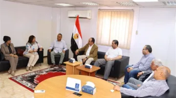 خلال جولة تفقدية.. وزير الأعمال يزور شركة دمياط للنسيج ويتقابل مع النواب