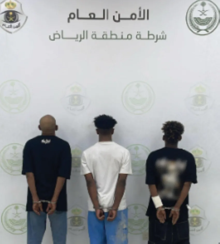 إلقاء القبض على ثلاثة أشخاص بتهمة سرقة سيارة في وضع التشغيل وتفكيك أجزائها لبيعها