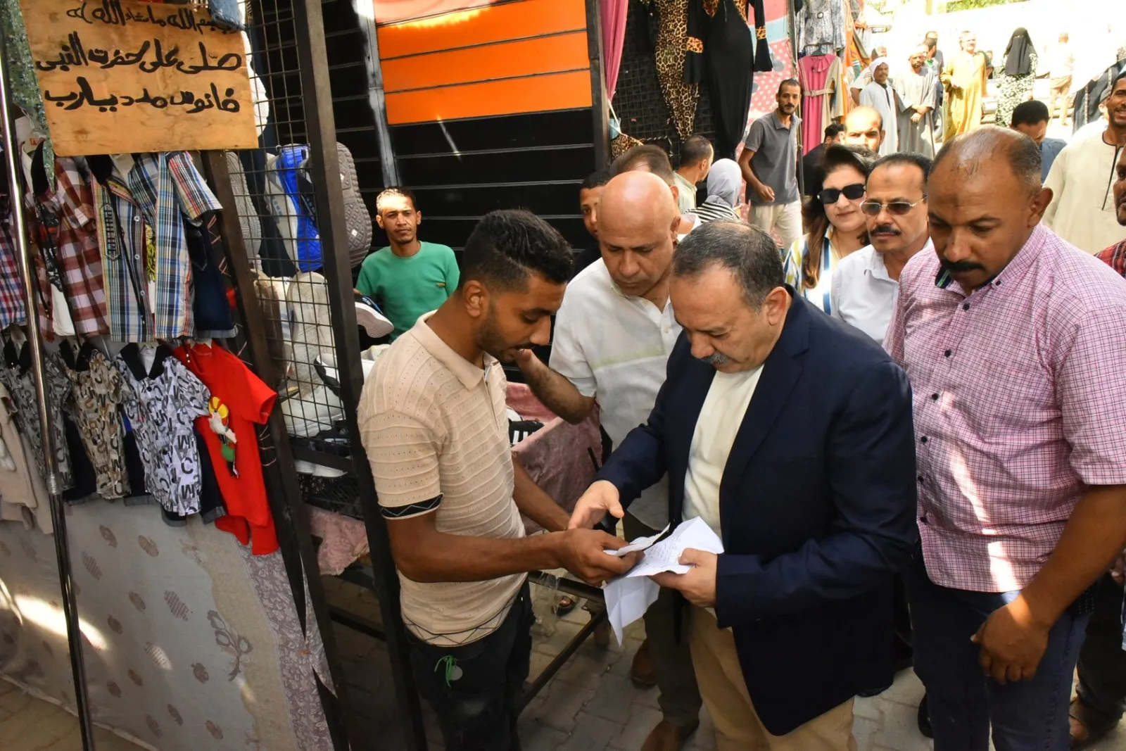لتحسين البيئة الحضرية وتنظيم الأسواق غير المنظمة.. محافظ أسيوط ي inaugurate السوق الحضري الجديد في حي غرب لتحسين البيئة الحضرية وتنظيم الأسواق غير المنظمة.. محافظ أسيوط ي inaugurate السوق الحضري الجديد في حي غرب