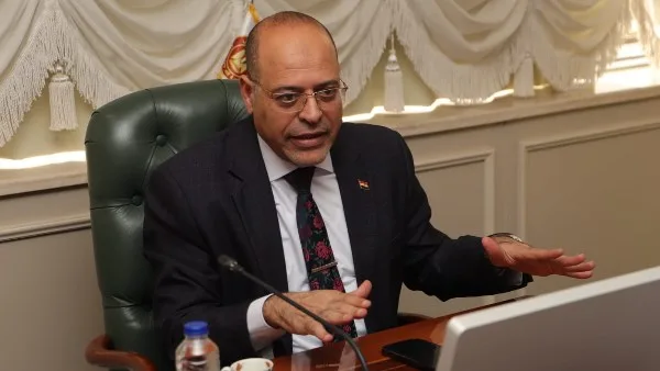 وزير العمل: أي عامل بلا عقد سيظل مُعَدًّا دائمًا.. والأجانب لن يعملوا إلا بموجب تصريح