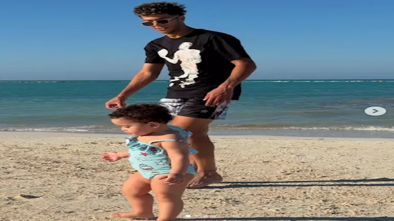 3 صور لإمام عاشور وابنته أثناء عطلة الصيف