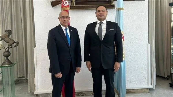 سفير مصر في تونس يجتمع مع وزير الدفاع الوطني التونسي سفير مصر في تونس يجتمع مع وزير الدفاع الوطني التونسي