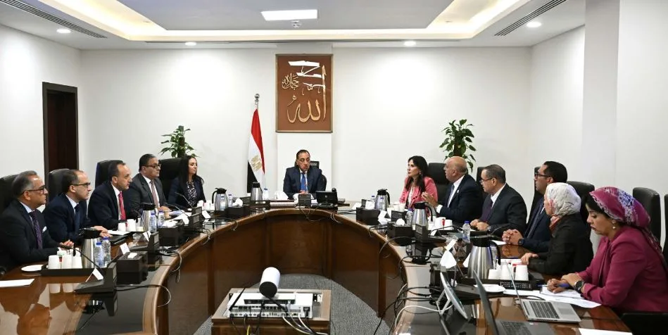 مدبولي: الحكومة تعطي أولوية لإحياء الحرف التراثية والصناعات اليدوية باعتبارها من الملفات المهمة. مدبولي: الحكومة تعطي أولوية لإحياء الحرف التراثية والصناعات اليدوية باعتبارها من الملفات المهمة.