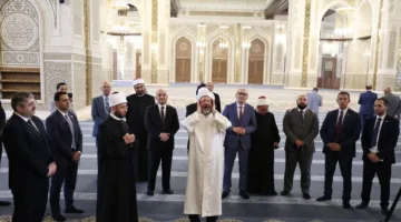 رئيس الشؤون الدينية في تركيا يؤذن في أكبر مساجد مصر ويحدث تفاعلاً كبيراً