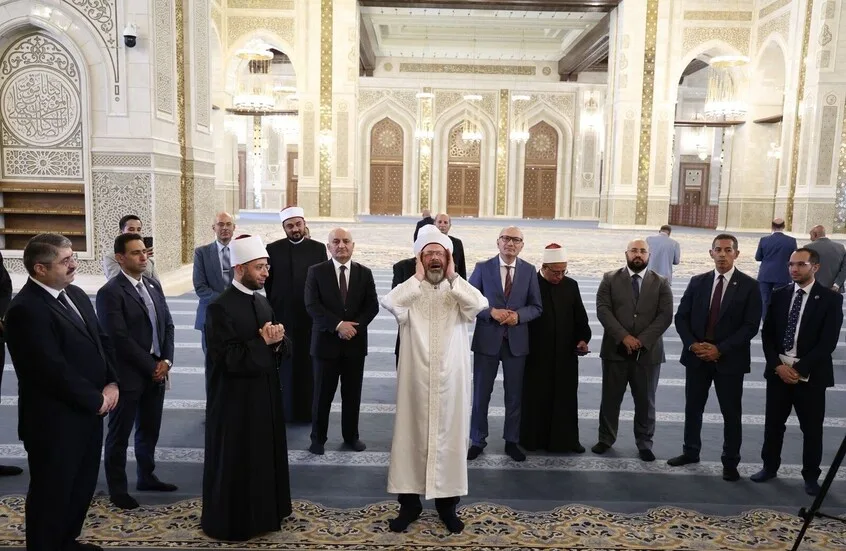 رئيس الشؤون الدينية في تركيا يؤذن في أكبر مساجد مصر ويحدث تفاعلاً كبيراً رئيس الشؤون الدينية في تركيا يؤذن في أكبر مساجد مصر ويحدث تفاعلاً كبيراً
