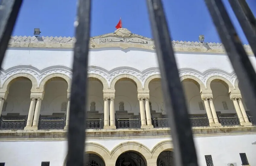 المحكمة التونسية تقضي بعقوبات سجن تمتد إلى 35 عاماً في “قضية التآمر ضد أمن الدولة” المحكمة التونسية تقضي بعقوبات سجن تمتد إلى 35 عاماً في “قضية التآمر ضد أمن الدولة”