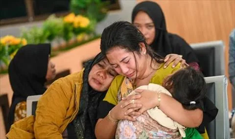 4 أشخاص لقوا حتفهم إثر غرق عبارة في إندونيسيا، وإنقاذ 23 آخرين 4 أشخاص لقوا حتفهم إثر غرق عبارة في إندونيسيا، وإنقاذ 23 آخرين