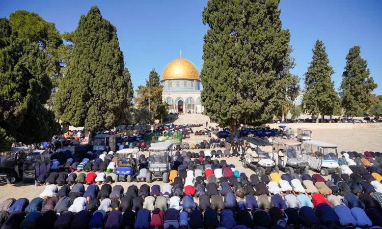 40 ألف شخص يؤدون صلاة الجمعة في المسجد الأقصى