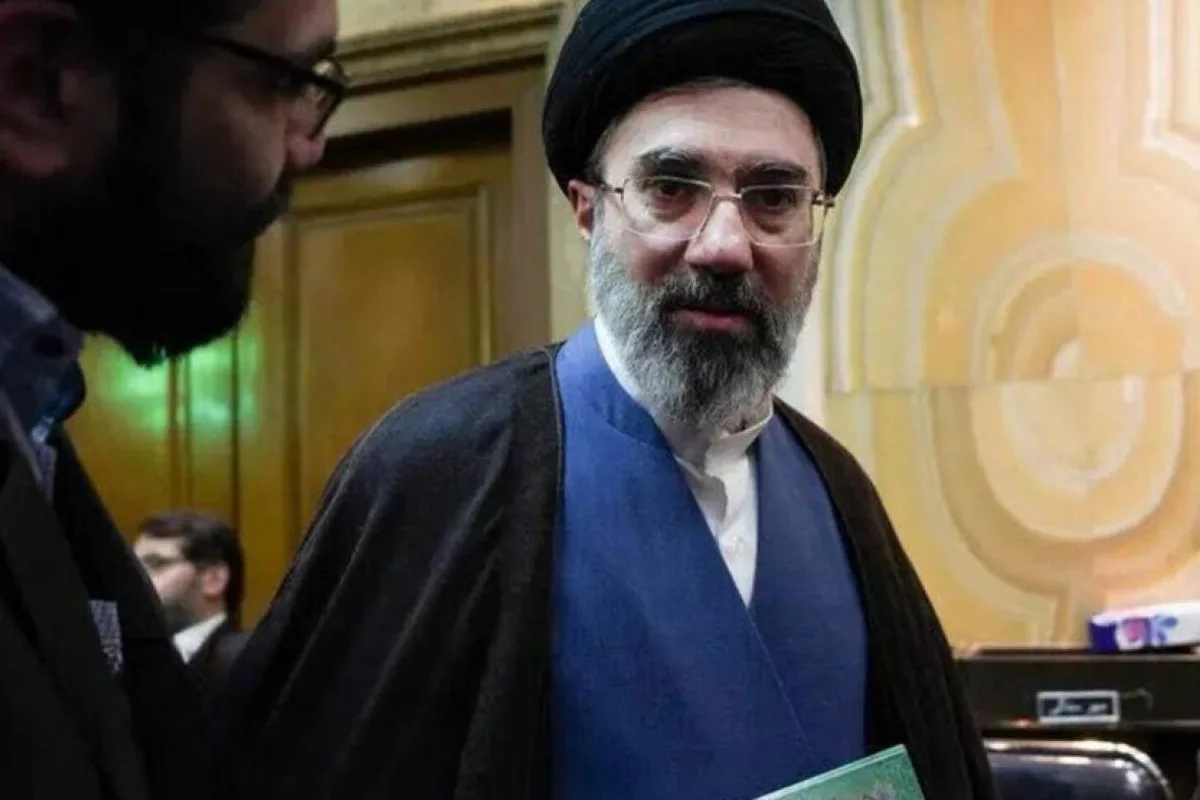 مجتبی خامنئی يقترب من موقع القيادة العليا