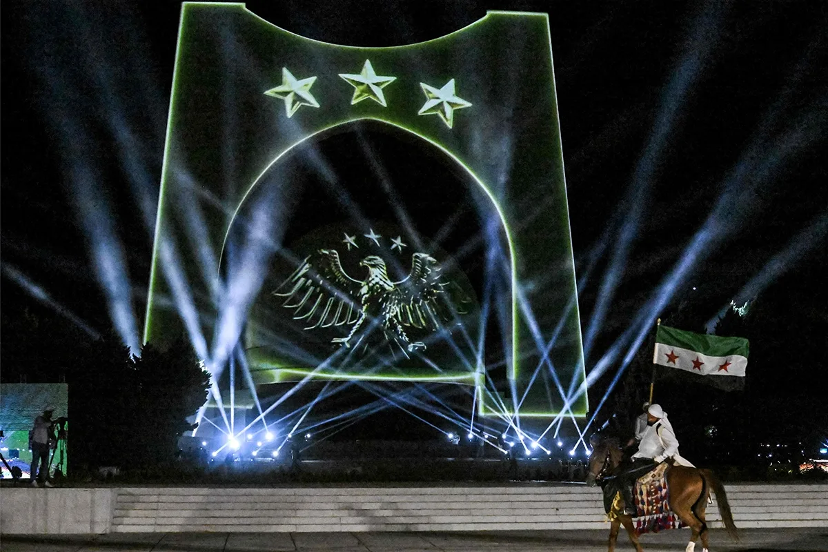 سوريا تقدم هويتها الجديدة: العقاب الذهبي رمزاً لوحدة البلاد وسيادتها سوريا تقدم هويتها الجديدة: العقاب الذهبي رمزاً لوحدة البلاد وسيادتها