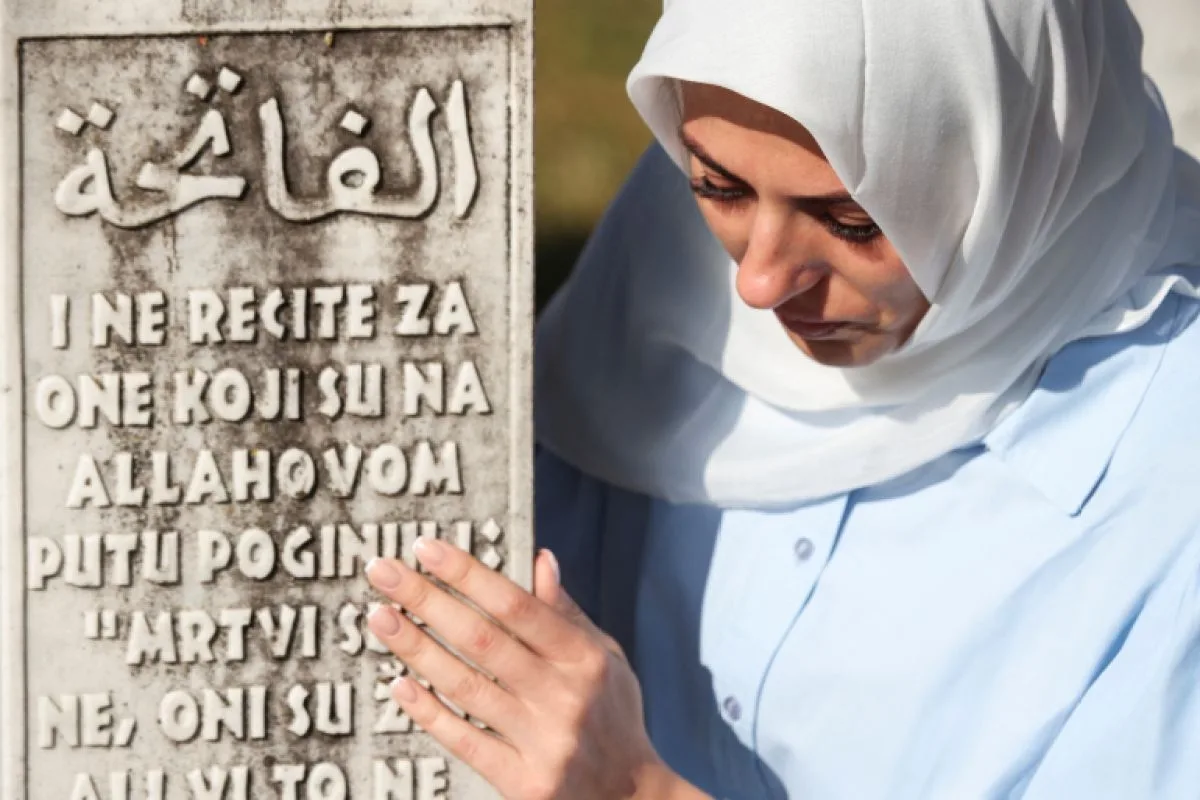 سربرنيتسا تحتفل بالذكرى الثلاثين للإبادة الجماعية بحضور الآلاف من المشيعين. سربرنيتسا تحتفل بالذكرى الثلاثين للإبادة الجماعية بحضور الآلاف من المشيعين.