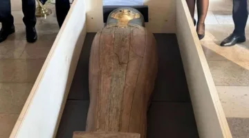 بعد مرور عقد من الزمن على احتجازه.. بلجيكا تعيد تابوتاً تاريخياً إلى مصر